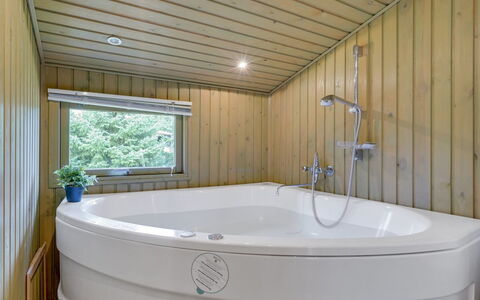 Aileen - 900M from the Sea: Pavimentazione, Parete, Pavimento, Interior Design, Legna, Soffitto, Pavimento In Legno, Illuminazione, Mobilia, Pavimento Laminato