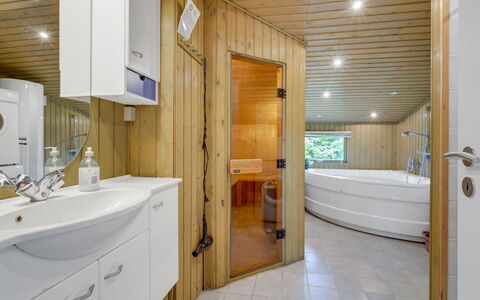 Aileen - 900M from the Sea: Pavimentazione, Parete, Pavimento, Interior Design, Legna, Soffitto, Pavimento In Legno, Illuminazione, Mobilia, Pavimento Laminato