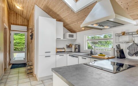Tialda - 1.3Km from the Sea: Pavimentazione, Legna, Cucina, Soffitto, Controsoffitto, Interior Design, Pavimento, Apparecchio Major, Casa, Pavimento In Legno