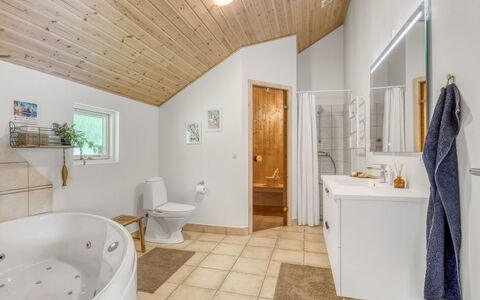 Tialda - 1.3Km from the Sea: Interior Design, Pavimentazione, Idraulico Fixture, Soffitto, Legna, Pavimento, Bagno, Illuminazione, Idraulico, Lampada