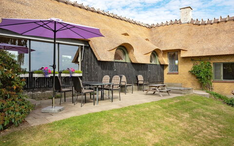 Edithe - 250M from the Sea: Tetto, Thatching, Villetta, Casa, Casa, Shade, Estate, Giardino, Agriturismo, Cortile