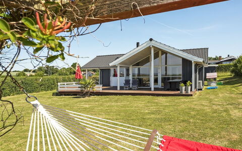 Kierstine - 100M from the Sea: Zona Residenziale, Tetto, Sobborgo, Driveway, Estate, Camino