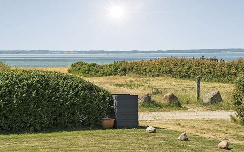 Kierstine - 100M from the Sea: Zona Residenziale, Tetto, Sobborgo, Driveway, Estate, Camino