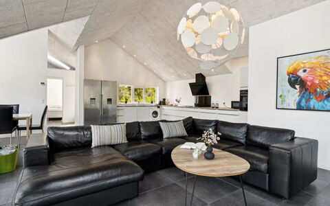 Elke - 3.5Km from the Sea: Interior Design, Soffitto, Divano, Pavimentazione, Pavimento, Soggiorno, Lampada, Mobilia, Illuminazione