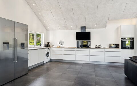 Elke - 3.5Km from the Sea: Pavimentazione, Soffitto, Pavimento, Cucina, Interior Design, Apparecchio Major, Controsoffitto, Elettrodomestico Da Cucina, Lampada, Pavimento In Legno