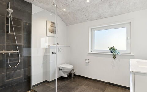 Elke - 3.5Km from the Sea: Pavimentazione, Idraulico Fixture, Soffitto, Pavimento, Interior Design, Bagno, Idraulico, Lampada, Rubinetto, Lavello