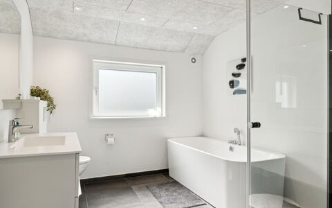 Elke - 3.5Km from the Sea: Parete, Idraulico Fixture, Soffitto, Pavimentazione, Bagno, Pavimento, Interior Design, Idraulico, Lampada, Lavello