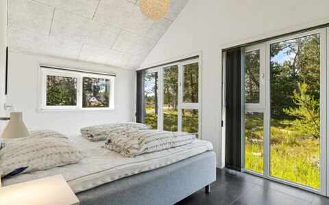 Elke - 3.5Km from the Sea: Camera Da Letto, Soffitto, Interior Design, Letto, Bedding, Pavimentazione, Lenzuolo, Camera, Casa, Pavimento