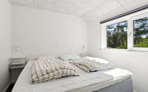 Elke - 3.5Km from the Sea: Camera Da Letto, Soffitto, Bedding, Lenzuolo, Letto, Camera, Telaio Del Letto, Illuminazione Diurna, Cuscino