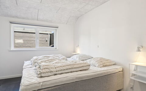 Elke - 3.5Km from the Sea: Soffitto, Camera Da Letto, Bedding, Letto, Congelamento, Telaio Del Letto, Lenzuolo, Illuminazione Diurna, Lampada