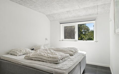 Elke - 3.5Km from the Sea: Soffitto, Camera Da Letto, Bedding, Letto, Lenzuolo, Camera, Telaio Del Letto, Lampada