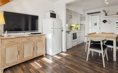Tellervo - 2.4Km from the Sea: Mobilia, Pavimentazione, Pavimento In Legno, Legna, Interior Design, Pavimento, Soffitto, Pavimento Laminato, Cucina, Tavolo
