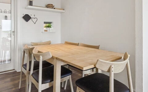 Tellervo - 2.4Km from the Sea: Mobilia, Interior Design, Pavimentazione, Sedia, Tavolo, Sala Da Pranzo, Pavimento, Cucina & Sala Da Pranzo Tavolo, Legna, Camera