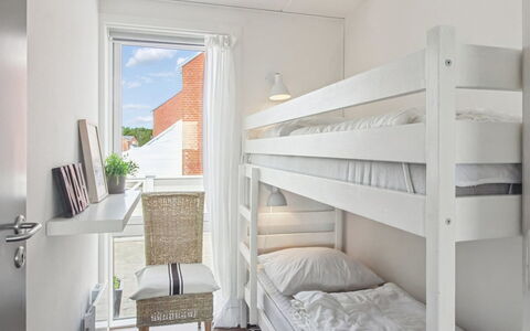 Tellervo - 2.4Km from the Sea: Appartamento, Interior Design, Casa, Pavimento, Soffitto, Camera Da Letto, Letto, Bedding, Color Legno, Latifoglie