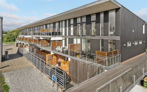 Theis - 100M from the Sea: Acciaio, Balcone, Alluminio, Quartier Generale