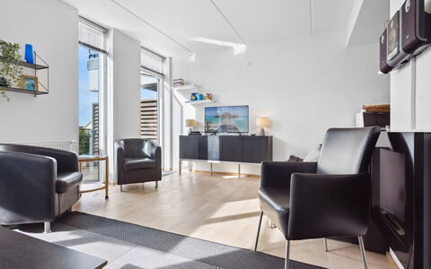 Theis - 100M from the Sea: Mobilia, Interior Design, Pavimentazione, Pavimento, Sedia, Soffitto, Tavolo, Camera, Illuminazione, Soggiorno