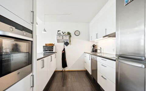 Theis - 100M from the Sea: Cucina, Elettrodomestico Da Cucina, Controsoffitto, Pavimentazione, Pavimento In Legno, Apparecchio Major, Cabinetry, Pavimento, Interior Design, Legna