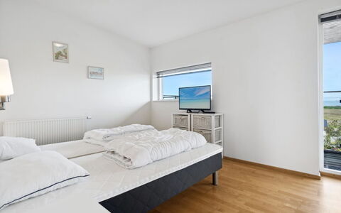 Theis - 100M from the Sea: Casa, Pavimento, Soffitto, Camera Da Letto, Illuminazione Diurna, Letto, Hotel, Bedding