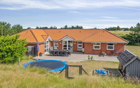 Jonke - 800M from the Sea: Arbusto, Urban Design, Groundcover, Brick, Appartamento, Estate, Muratura, Balcone, Landscaping