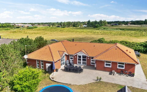 Jonke - 800M from the Sea: Arbusto, Urban Design, Groundcover, Brick, Appartamento, Estate, Muratura, Balcone, Landscaping