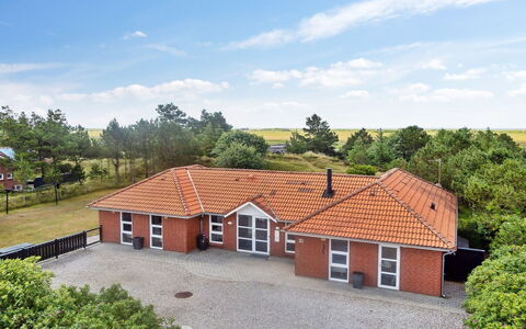 Jonke - 800M from the Sea: Arbusto, Urban Design, Groundcover, Brick, Appartamento, Estate, Muratura, Balcone, Landscaping