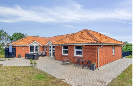 Jonke - 800M from the Sea: Arbusto, Urban Design, Groundcover, Brick, Appartamento, Estate, Muratura, Balcone, Landscaping