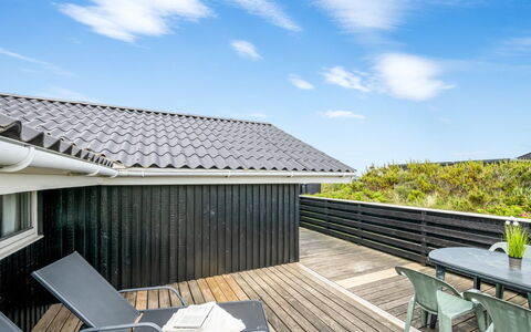 Unni - from the Sea: Tetto, Casa, Casa, Villetta, Raccordo, Estate, Driveway, Edifici Giardino, Cortile, Capannone