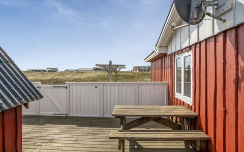 Hansen - 75M from the Sea: Legna, Tetto, Architettura, Casa, Casa, Villetta, Raccordo, Latifoglie, Pendenza, Estate