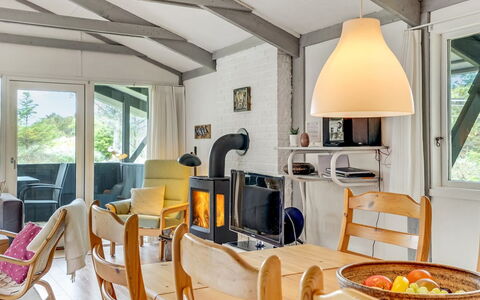 Eivy - 1Km from the Sea: Legna, Mobilia, Soffitto, Interior Design, Sedia, Camera, Soggiorno, Villetta, Divano