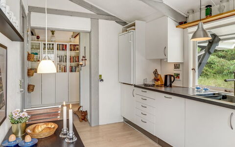 Eivy - 1Km from the Sea: Cucina, Controsoffitto, Interior Design, Pavimentazione, Mobilia, Soffitto, Legna, Elettrodomestico Da Cucina, Cabinetry, Apparecchio Major