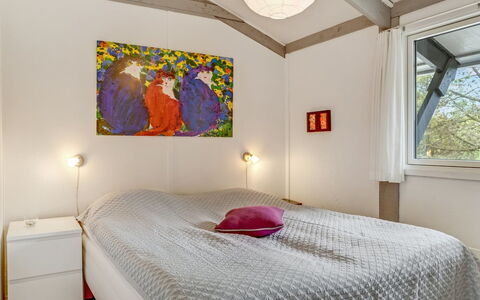Eivy - 1Km from the Sea: Letto, Camera Da Letto, Interior Design, Bedding, Lenzuolo, Mobilia, Soffitto, Biancheria, Pavimento, Tessile