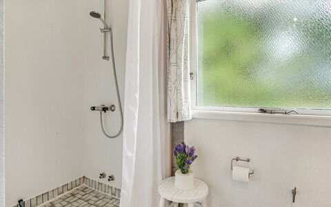 Eivy - 1Km from the Sea: Bagno, Interior Design, Idraulico Fixture, Pavimentazione, Pavimento, Idraulico, Camera, Tenda, Rubinetto, Tenda Doccia