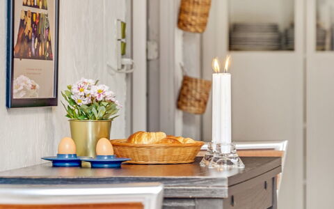 Eivy - 1Km from the Sea: Mobilia, Interior Design, Legna, Tavolo, Vaso Di Fiori, Tavola, Illuminazione, Tagliare I Fiori, Vaso, Sala Da Pranzo