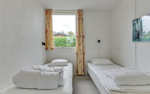 Birge - 200M from the Sea: Parete, Camera Da Letto, Pavimentazione, Letto, Interior Design, Pavimento, Soffitto, Mobilia, Bedding, Lenzuolo