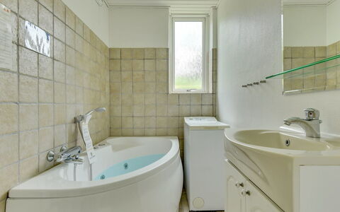 Birge - 200M from the Sea: Bagno, Idraulico Fixture, Pavimentazione, Interior Design, Parete, Pavimento, Lavandino Del Bagno, Lavello, Vasca Da Bagno, Soffitto