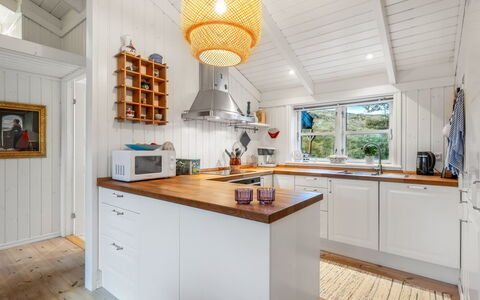 Danko - 1.5Km from the Sea: Cucina, Pavimentazione, Controsoffitto, Cabinetry, Interior Design, Legna, Mobilia, Soffitto, Pavimento, Elettrodomestico Da Cucina