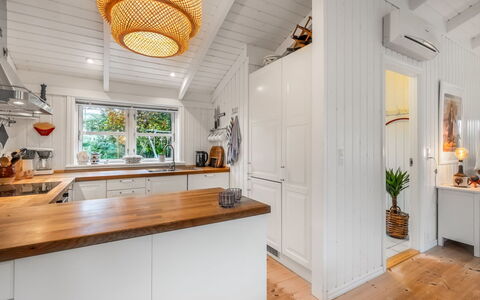 Danko - 1.5Km from the Sea: Interior Design, Pavimentazione, Mobilia, Legna, Soffitto, Cucina, Pavimento, Cabinetry, Controsoffitto, Pavimento In Legno