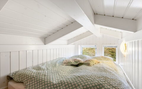 Danko - 1.5Km from the Sea: Camera Da Letto, Interior Design, Legna, Soffitto, Letto, Bedding, Pavimento, Lenzuolo, Pavimentazione, Biancheria