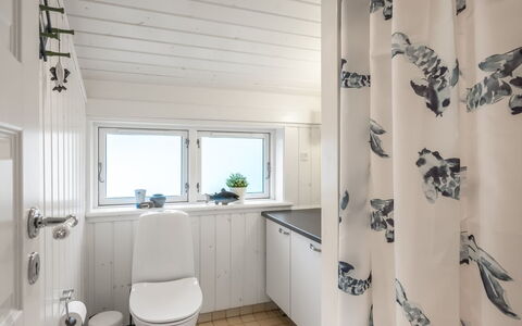 Danko - 1.5Km from the Sea: Idraulico Fixture, Pavimentazione, Pavimento, Interior Design, Bagno, Idraulico, Rubinetto, Gabinetto, Soffitto, Lavello