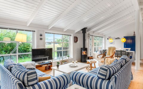 Danko - 1.5Km from the Sea: Mobilia, Legna, Divano, Interior Design, Soffitto, Casa, Soggiorno, Sedia, Villetta