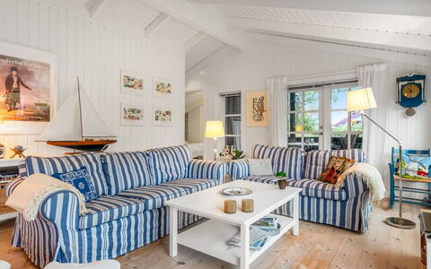 Danko - 1.5Km from the Sea: Mobilia, Interior Design, Legna, Divano, Soggiorno, Casa, Tavolo, Sedia, Soffitto, Pavimento