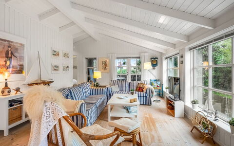 Danko - 1.5Km from the Sea: Mobilia, Interior Design, Legna, Soffitto, Divano, Soggiorno, Casa, Pavimentazione, Sedia, Pavimento