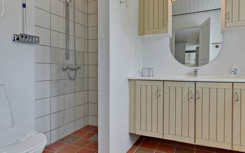 Thorben - 3.5Km from the Sea: Lavandino Del Bagno, Idraulico Fixture, Pavimentazione, Lavello, Mobiletto Del Bagno, Pavimento, Interior Design, Bagno, Rubinetto, Cabinetry