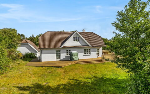 Thorben - 3.5Km from the Sea: Erba, Costruzione, Casa, Tetto, Casa, Villetta, Arbusto, Architettura, Lotto
