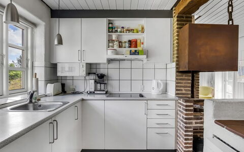 Thorben - 3.5Km from the Sea: Cucina, Elettrodomestico Da Cucina, Controsoffitto, Apparecchio Major, Interior Design, Pavimentazione, Cabinetry, Elettrodomestico, Mobilia, Lavandino Della Cucina