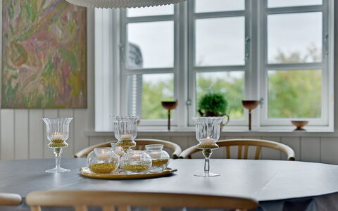 Thorben - 3.5Km from the Sea: Interior Design, Mobilia, Lampadario, Sala Da Pranzo, Soffitto, Cucina & Sala Da Pranzo Tavolo, Serveware, Dishware, Lampada, Sedia