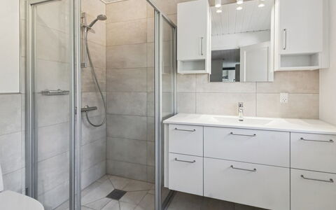 Thorben - 3.5Km from the Sea: Pavimentazione, Pavimento, Idraulico Fixture, Lavandino Del Bagno, Interior Design, Mobiletto Del Bagno, Lavello, Bagno, Idraulico, Rubinetto