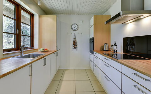Satzur - 800M from the Sea: Cucina, Controsoffitto, Pavimentazione, Interior Design, Cabinetry, Legna, Elettrodomestico Da Cucina, Pavimento, Idraulico Fixture, Soffitto