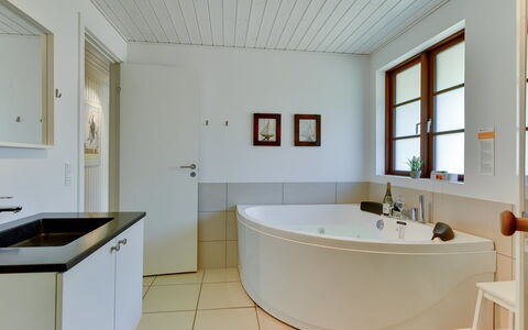 Satzur - 800M from the Sea: Interior Design, Pavimentazione, Pavimento, Idraulico Fixture, Vasca Da Bagno, Legna, Soffitto, Bagno, Rubinetto, Idraulico