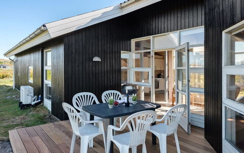 Janni - 250M from the Sea: Tetto, Casa, Casa, Raccordo, Villetta, Materiale Composito, Porta, Finestra A Ghigliottina, Estate, Camino